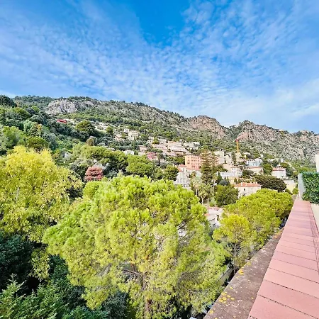 Διαμέρισμα Azure Horizons Seaside Escape